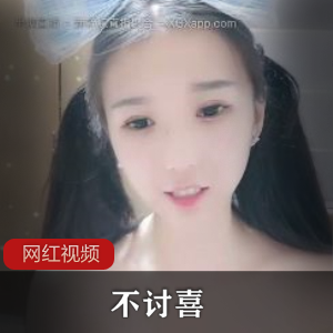 校花级别美少女的直播间，展示了她的可爱和漂亮，令人心动的勾人秀