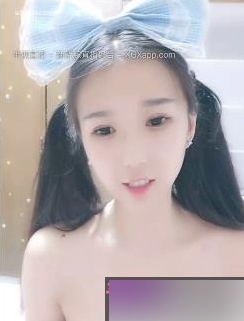 校花级别美少女的直播间，展示了她的可爱和漂亮，令人心动的勾人秀